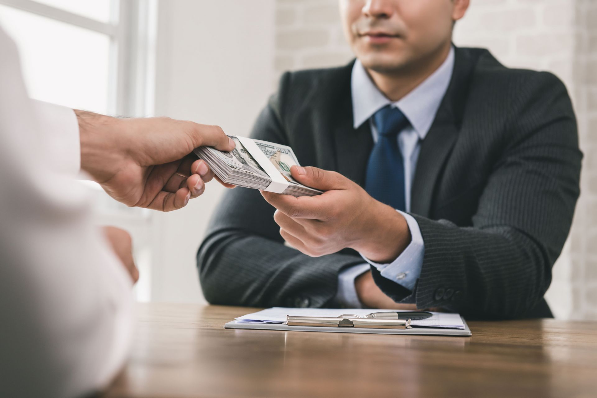 小額貸款 vs. 借錢網：選擇最適合您的財務需求